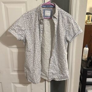 Gently worn. Floral men’s short sleeve button down shirt small